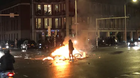 ยุโรปสุดเดือด ผู้ประท้วงนับแสนต้านมาตรการล็อกดาวน์โควิดรอบใหม่  