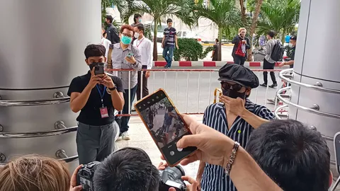 สั่งถอนประกัน "รุ้ง" ชี้ทำเสื่อมเสียต่อสถาบัน "แอมมี่-ไมค์"ให้ใส่กำไล EM 