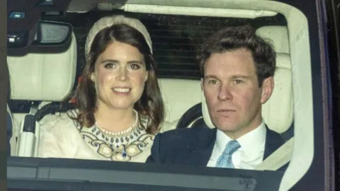 ปีติ ควีนเสด็จฯร่วมพิธีรับศีลจุ่ม 2 พระราชปนัดดา ณ วิหารในวังวินด์เซอร์