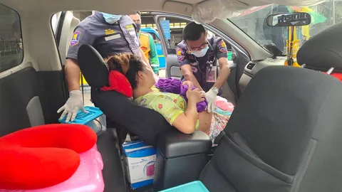 แม่อั้นไม่ไหว รถจอดติดไฟแดงนาน คลอดลูกสาวบนกระบะ คอหวยมุงให้กำลังใจ (คลิป)