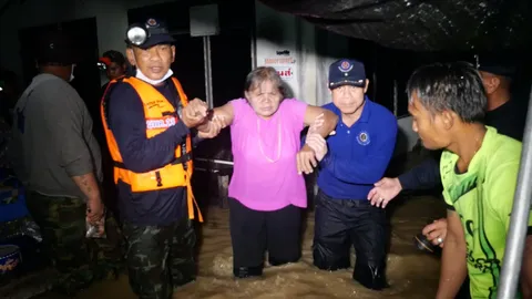 ฝนตกหนักที่เพชรบุรี น้ำป่าเชี่ยวกราก ทะลักท่วมอ.แก่งกระจานกลางดึก (คลิป)