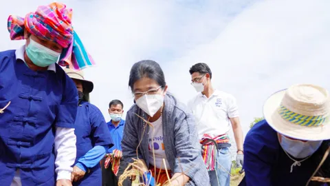 "เจ๊หน่อย" ลงแขกเกี่ยวข้าว ฟังเสียงชาวนา ไม่คุ้มทุน ประกันรายได้ ไม่เอื้อ