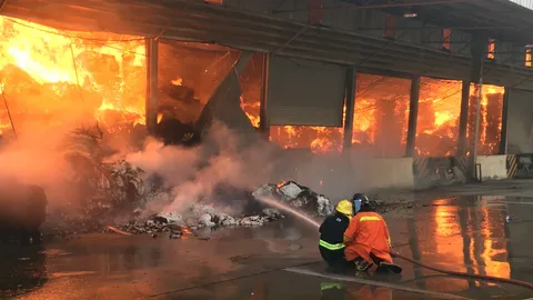 เครื่องจักรไฟช็อต ไหม้โรงงานอัดกระดาษที่ศรีราชา ลามทั้งหลัง (คลิป)