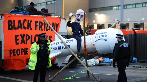 พนักงานรณรงค์ต้านแอมะซอนวันแบล็ก ฟรายเดย์ ขอเพิ่มเงินเดือน