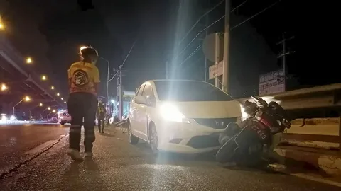 ตำรวจจราจรย้อนศร เจอเก๋งชนยับ อาการบาดเจ็บร่อแร่ คู่กรณีอยากขอโทษ