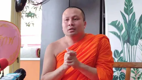 พระมหาสมปอง เผย พระมหาไพรวัลย์ ตัดสินใจสึกเอง คาด 4-5 ธ.ค.ให้สัมภาษณ์แน่ (คลิป)