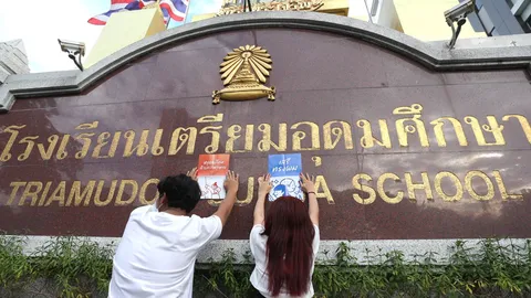 ม็อบเกียมอุดมฯ ยืนหยุดขังหน้าโรงเรียน ปราศรัยเรียกร้องให้ปล่อยตัวแกนนำผู้ชุมนุม