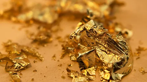 เตือนกิน “ทองคำเปลวปลอม” อันตราย ผู้ค้าแห่ตกแต่งอาหาร