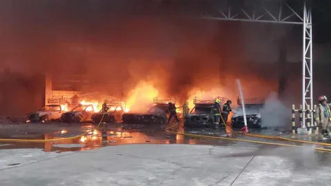 ไฟไหม้บริษัทผลิตกล่องโฟมแก้วพลาสติกที่ชลบุรี โกดังวอด 1 หลังกระบะ 7 คัน (คลิป)