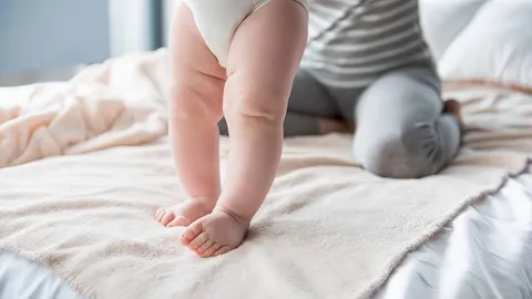 หมอเตือนอย่าทำ หลังผู้ใหญ่หวังดีกลัวลูกขาโก่ง ดัดขาทารกจนหัก