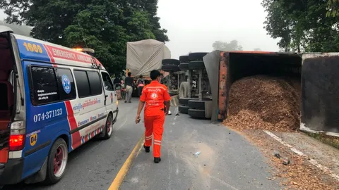 บรรทุกดินยางแตก รถพ่วงคว่ำทับจยย. ผัวตาย เมียสาหัส 