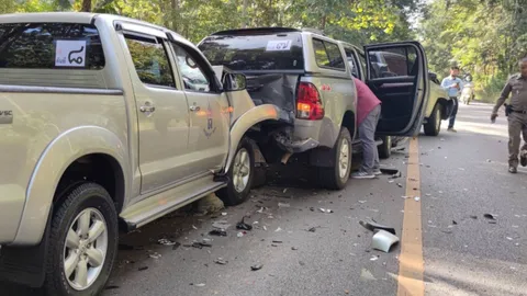 รถเก๋งแซงไม่พ้น พุ่งหาขบวนรถเตรียมรับเสด็จฯ ชนกัน 7 คันรวด 