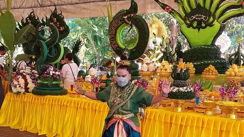 คนแน่นเกาะคำชะโนด นักเสี่ยงโชครอลุ้นเลขเด็ดขันน้ำมนต์ ส่องนาคน้อยชูมือ (คลิป)