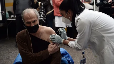 กรีซเตรียมปรับเงิน คนอายุเกิน 60 ไม่ยอมฉีดวัคซีนป้องกันโควิด