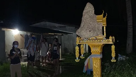 จุดธูปขอขมาศาลเจ้าที่ รื้อรังต่อขนาดใหญ่ คอหวยไม่พลาด จ้องเลขที่บ้านเสี่ยงโชค (คลิป)