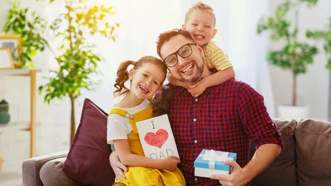 ใหม่ล่าสุด 50 แคปชั่นวันพ่อ 2568 ซึ้งๆ ปนฮา บอกรักพ่อแบบไม่ต้องเขิน