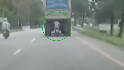 คนขี่ จยย. ซิ่งเกาะท้ายสิบล้อ ให้รถใหญ่ช่วยลากไป ไกล 3-4 กม. (คลิป)