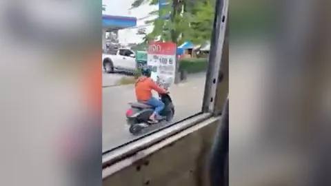 โมโหรถเมล์ควันดำ หนุ่มขี่ จยย. ไล่ ชักปืนยิงใส่ มอบตัวก่อนได้ประกัน (คลิป)