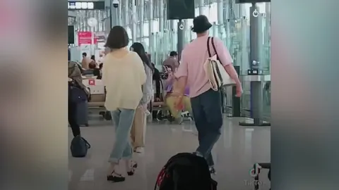 โซเชียลแห่แชร์คลิป พระเอกดัง-นักร้องสาว เดินด้วยกันในสนามบิน