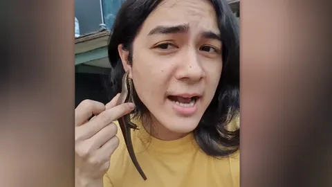 แน็ก ชาลี ทำชาวเน็ตขนลุก กับต่างหูจิ้งเหลนงับแน่นไม่ปล่อย (คลิป)