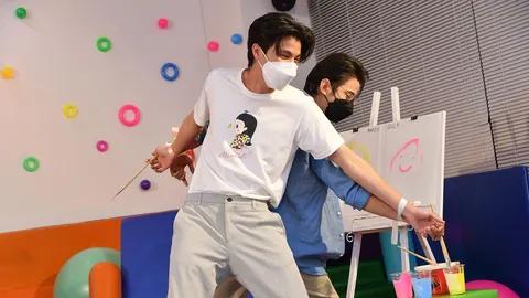 มาริโอ้-กลัฟ ร่วมโครงการอยู่เพื่อยิ้ม ชวนบริจาคช่วยผู้ป่วยวิกฤติเด็ก