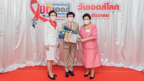 ก้อง ปิยะ ปลื้ม รับรางวัล สื่อสร้างสรรค์ดีเด่น