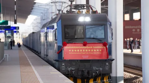 เปิดหวูด รถไฟขบวนแรก ทางรถไฟสายจีน-ลาว ออกจากเวียงจันทน์แล้ว 