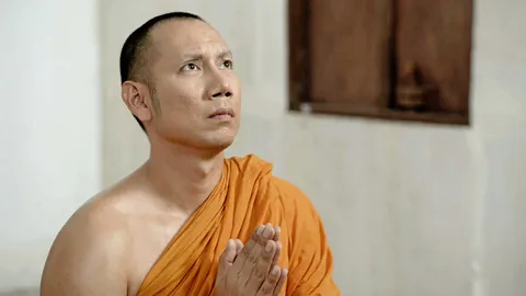 “สมภารกร่าง” ใช้เงินทำบุญสร้างโรงเรียน เกิดข้อพิพาทสองหมู่บ้านแย่งกัน ใน “ไผ่แดง”