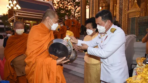 ปลัดมหาดไทย ตักบาตรถวายเป็นพระราชกุศล “รัชกาลที่ 9” สืบสานพระราชปณิธาน