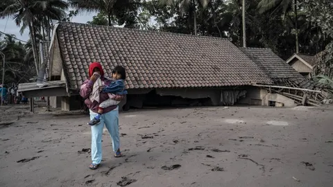ดับแล้ว 14 ศพ ภูเขาไฟเกาะชวาปะทุ กู้ภัยงานหนัก ขี้เถ้าท่วมถึงหลังคา