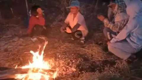 สุรินทร์เจอภัยหนาว ชาวบ้านเก็บฟืนมาจุดผิงไฟ สุมไฟตามคอกวัวกลัวจะปอดบวม (คลิป)