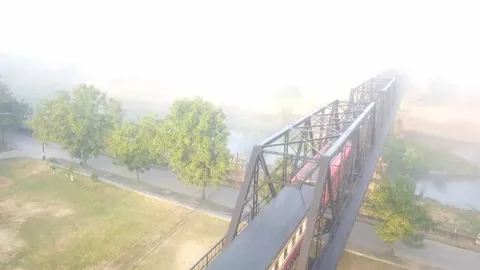 ลำปางหนาวเหลือ 12 องศาฯ นักท่องเที่ยวแห่ถ่ายรูปสะพานดำ แลนด์มาร์คจุดใหม่ (คลิป)