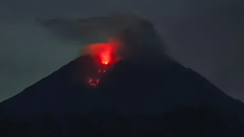 ภูเขาไฟอินโดฯ ปะทุเพิ่มอีก ดับพุ่ง 22 ศพ กู้ภัยเร่งหาผู้รอดชีวิต