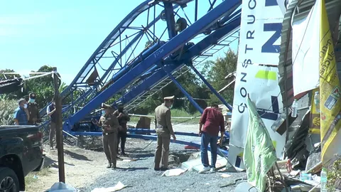 เครนยักษ์พังถล่มล้มทับห้องเช่าที่บางบ่อ ดับ 1 หนุ่มวินจยย.เคราะห์ร้ายสุดๆ