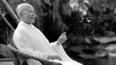 ย้อนประวัติ "แม่ชีศันสนีย์" ผู้ก่อตั้งเสถียรธรรมสถาน