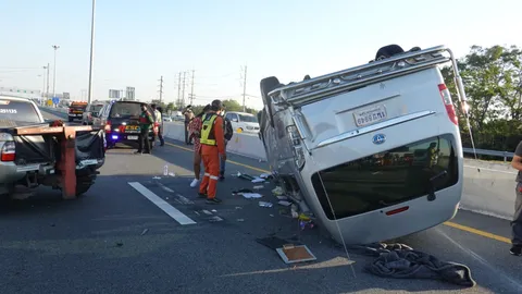 หนุ่ม 24 ขับปิกอัพหลับใน ชนรถตู้คว่ำคามอเตอร์เวย์ เจ็บ 6  