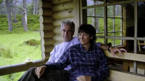 ตะลึง โชว์รูปกลางศาลสหรัฐฯ 2 ผู้ต้องหาค้ากามเด็ก นั่งที่กระท่อมของควีน