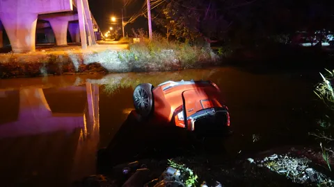 สาวควบเก๋งพุ่งลงคลอง ติดภายใน-จมน้ำดับ ตร.คาดไม่ชินทาง-ซิ่งหลุดโค้ง