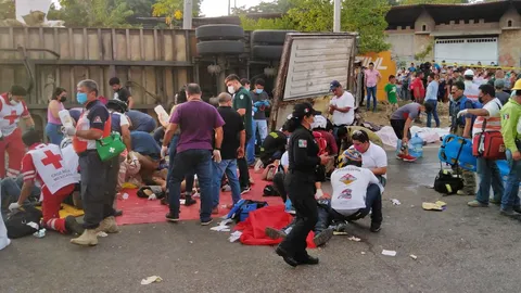 รถบรรทุกผู้อพยพคว่ำเทกระจาดในเม็กซิโก ตายเกลื่อน 49 ศพ