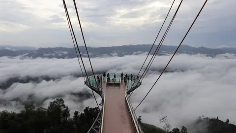 หยุดยาว นทท.แห่ขึ้น "สกายวอล์ก" ชมทะเลหมอกอัยเยอร์เวง เบตง คึกคัก (คลิป)