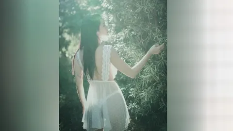 แน๊ต เกศริน ใส่ชุดลูกไม้สีขาวเดินเล่นในสวน ทำหนุ่มๆ หัวใจจะวาย (คลิป) 