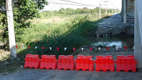 พุ่งตกคลองดับ สาวขับป้ายแดง กลับรถทางมืด ส่วนลูก พ.ต.อ.จม กระบะเสียหลัก