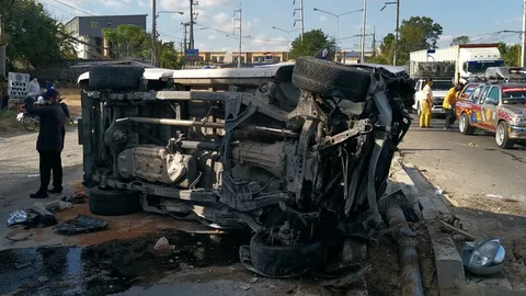 ปิกอัพหักหลบแบ็กโฮ เจอหกล้อบรรทุกทราย ชนสนั่นตาย 1 บาดเจ็บ 4