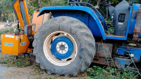 รถไถจอดคาเกียร์ สตาร์ตแล้วกระตุก ไหลทับคนขับดับ