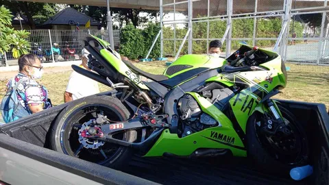 พ่อค้าก๋วยเตี๋ยวควบ R1 คันโปรดพุ่งทะลุสะพานวงแหวนสุขสวัสดิ์ ตกมาดับคาที่