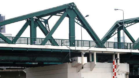 ระทึก 2 แม่ลูก จะโดดสะพาน เครียดบ้านถูกยึด พลเมืองดีช่วยทัน