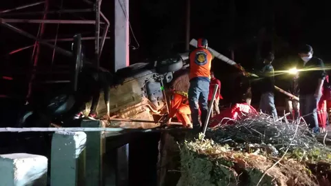 สาวใหญ่ขับเก๋งชนแบริเออร์ กั้นเขตก่อสร้างสะพานที่ร้อยเอ็ด คาดวูบหลับใน