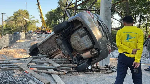 เก๋งชนแบริเออร์คาตอม่อสะพานร้อยเอ็ด คนขับอ้างเจอรถสวนหลบไม่ทันเสียหลัก