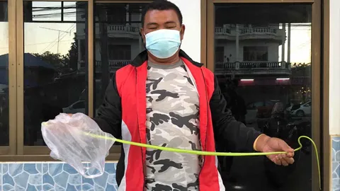 สาวใหญ่คนสุพรรณฯ ช็อก ขี่ จยย.เจองูเลื้อยมาพันแขน ร้อง จนท.ช่วยจับทัน