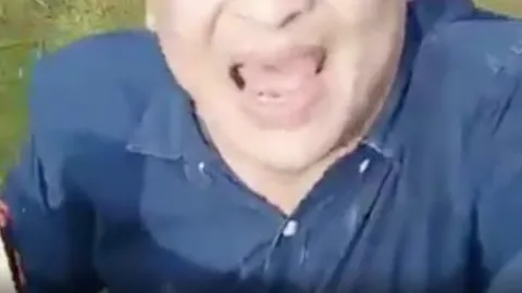 ไม่กลัวทหาร แก๊งคุ้มครองขนยางเถื่อนจากพม่า บุกขึ้นรถ ด่าแหลก (คลิป)